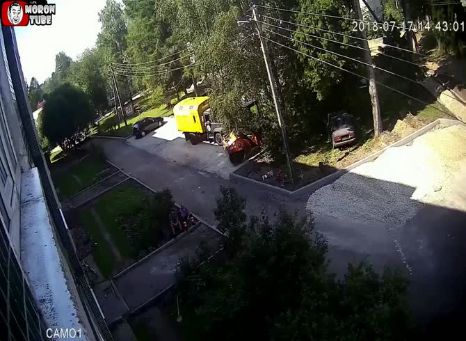 Video :A child falls from a building and is caught by two workmen (Russia)